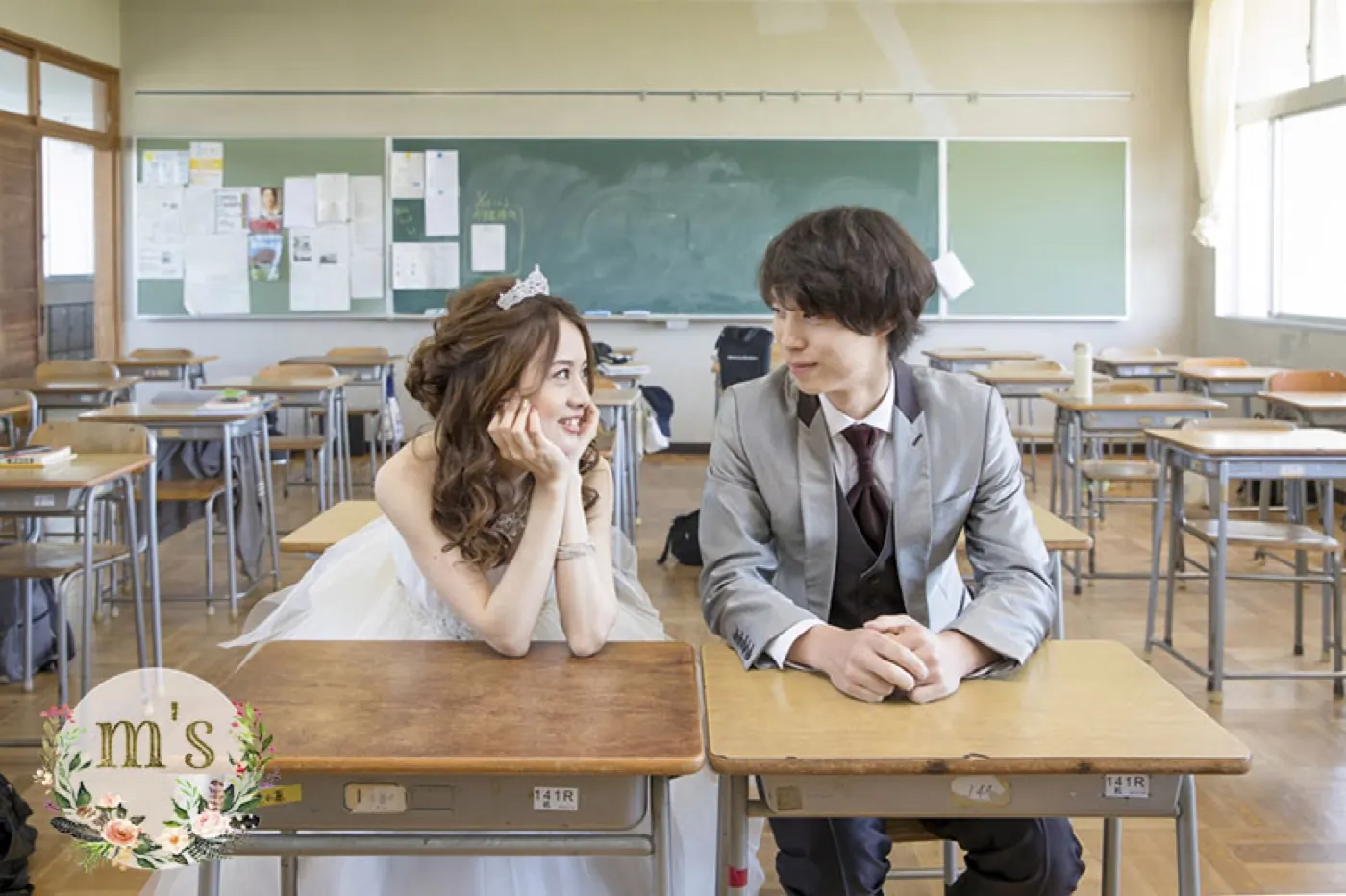 古い校舎の教室で撮影した、ドレスとスーツの新郎新婦のロケーション撮影