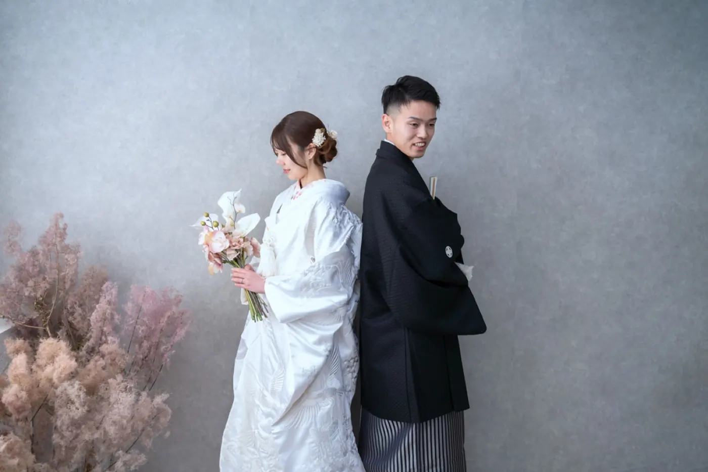 白無垢に洋風のブーケを合わせた花嫁と、袴姿の花婿