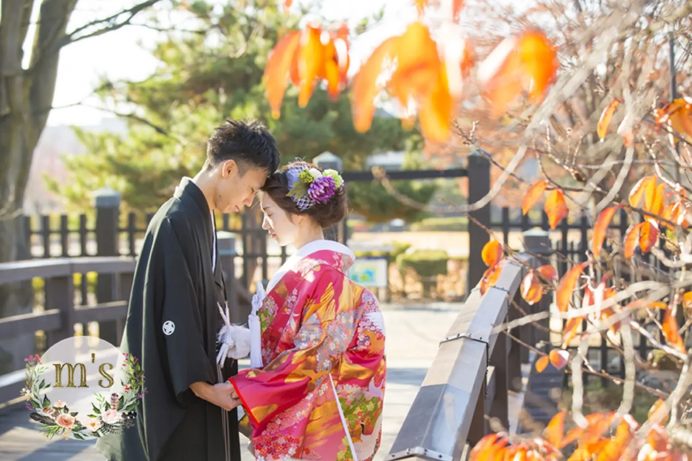 紅葉を背景に見つめ合う、色打掛の花嫁と花婿の和装前撮り