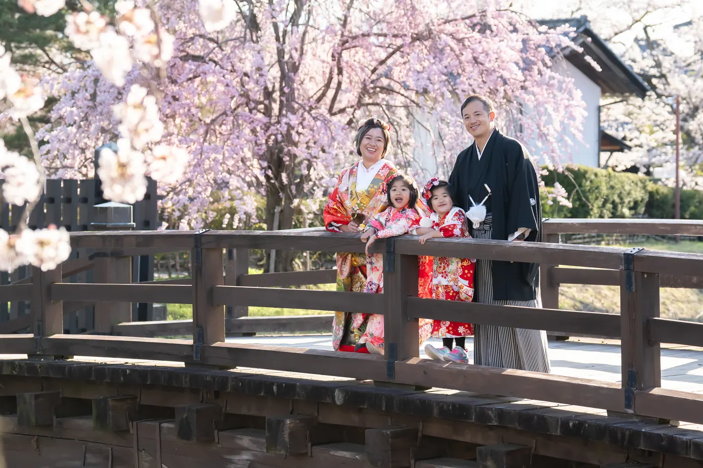 桜の咲く橋の上で、お子さまと並んで撮影した和装の前撮り