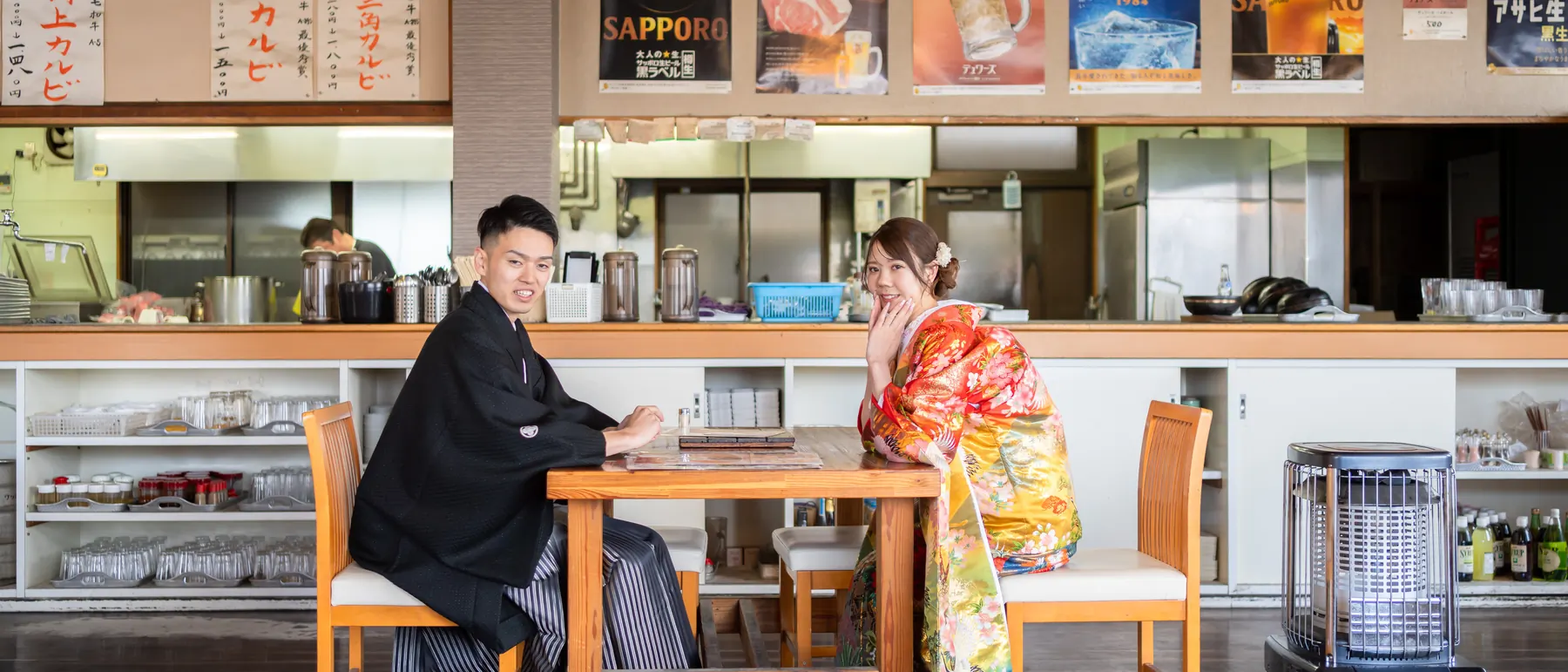 お二人の思い出のお店のカウンターで撮影した、色打掛の花嫁と紋付袴の花婿