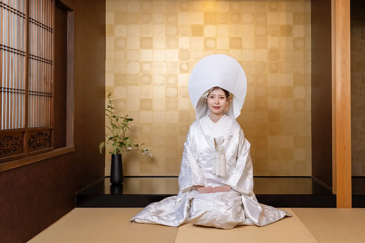 綿帽子をかぶった白無垢の花嫁が和室に座る、松本のスタジオ撮影