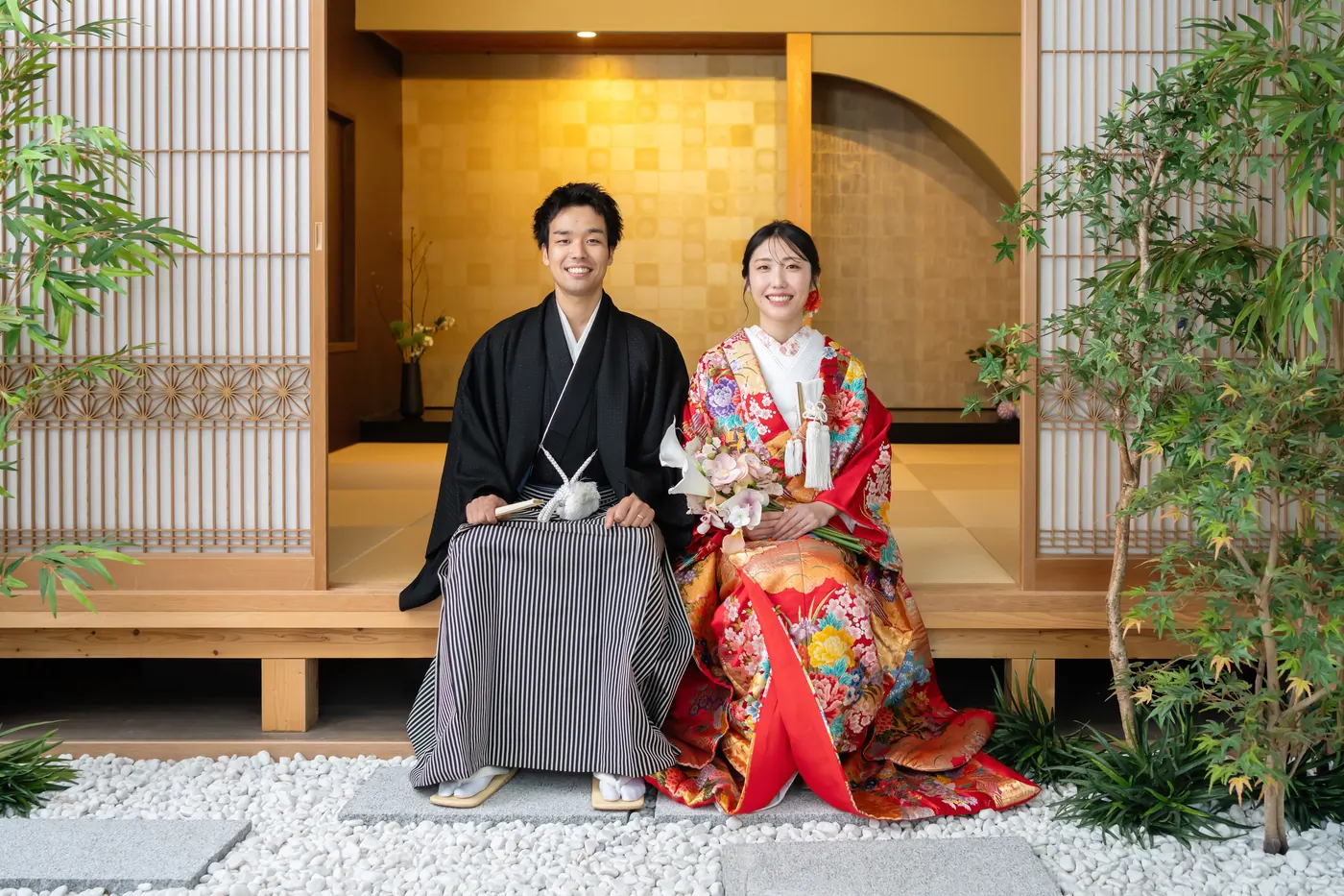和室のセットに座る、色打掛の花嫁と黒紋付袴の花婿のスタジオ撮影