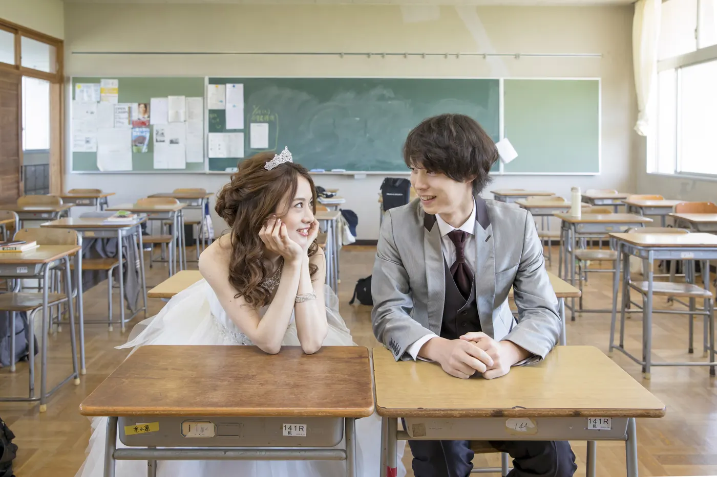 大正時代の洋風校舎の教室で撮影した、ドレスとスーツの新郎新婦